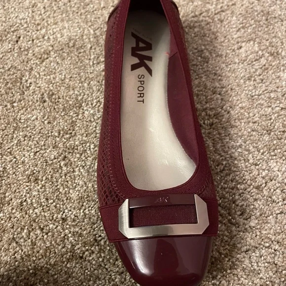 Women's AK Sport Burgundy Flats Size 8.5 M Like New Comfy - Picture 7 of 9